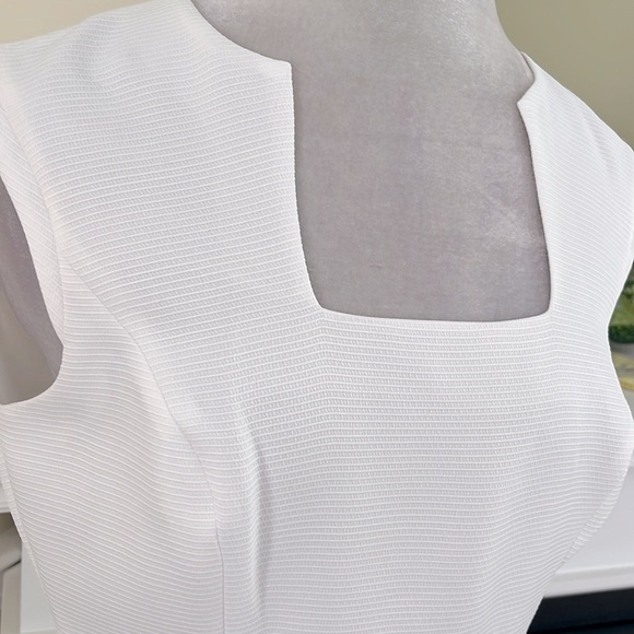 TAHARI White Sleeveless Square Neck Gold Buckle Waist Detail Size 6 Dres… - Picture 8 of 15